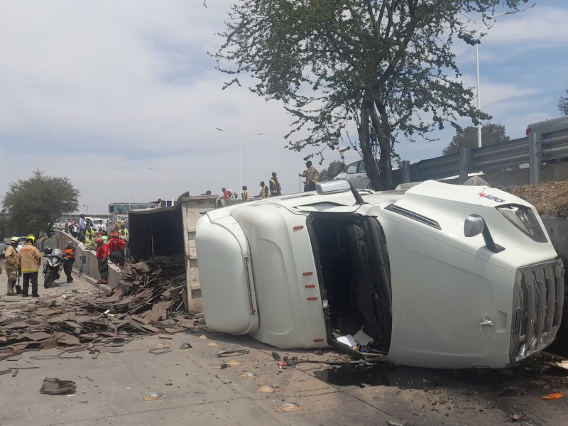 Vuelca tractocamión cargado de chatarra en Zapopan