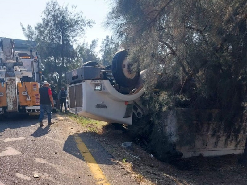 Vuelca tractocamión en autopista Colima-Guadalajara y operador huye