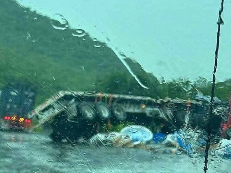 Vuelca tractocamión en autopista Colima-Manzanillo