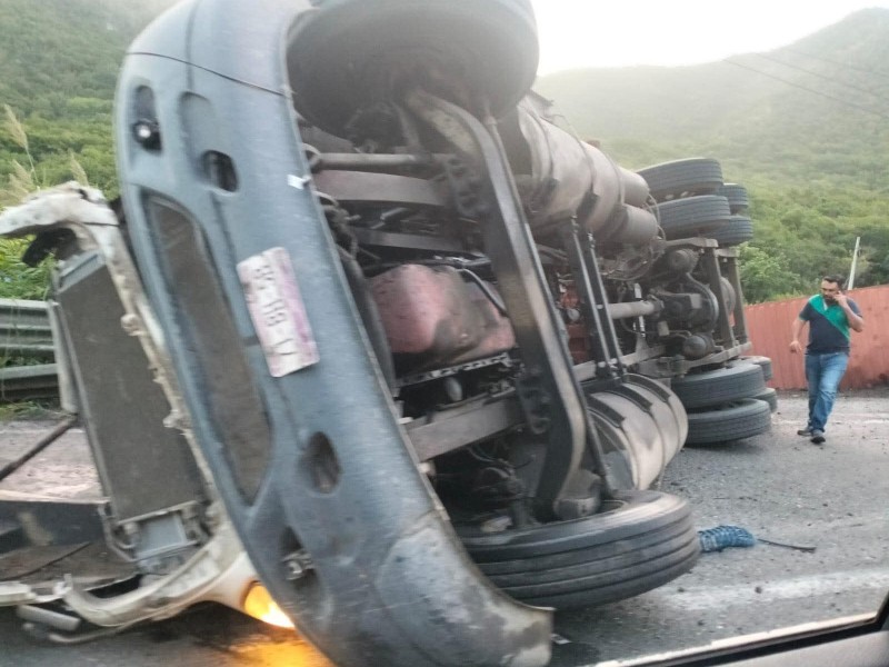 Vuelca tractocamión en autopista Colima-Manzanillo; vialidad obstruida