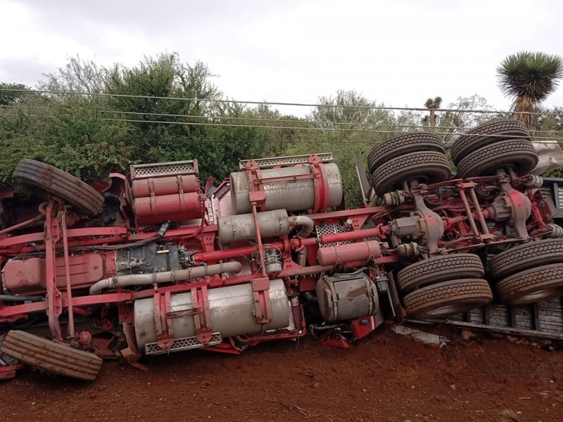 Vuelca tractocamión en carretera; hubo rapiña