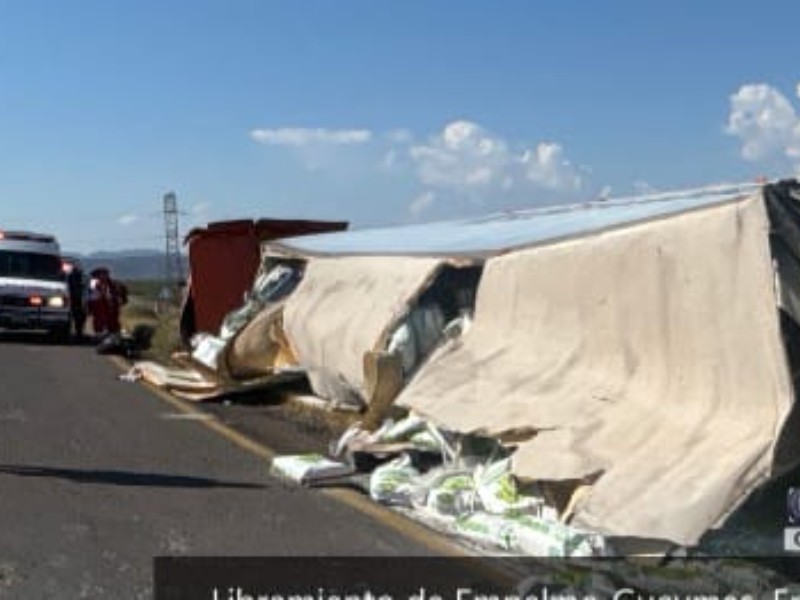 Vuelca tractocamión en el kilómetoro 107