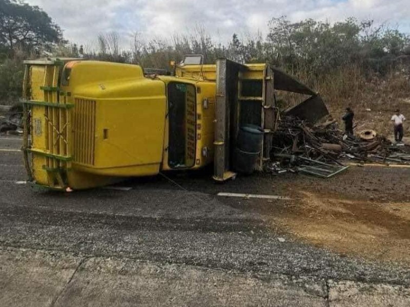 Vuelca tractocamión y arrolla a automovilista