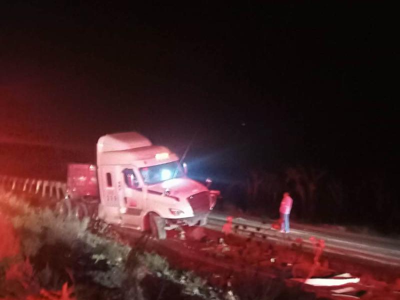 Vuelca tractocamión en carretera federal 54; reportan daños materiales