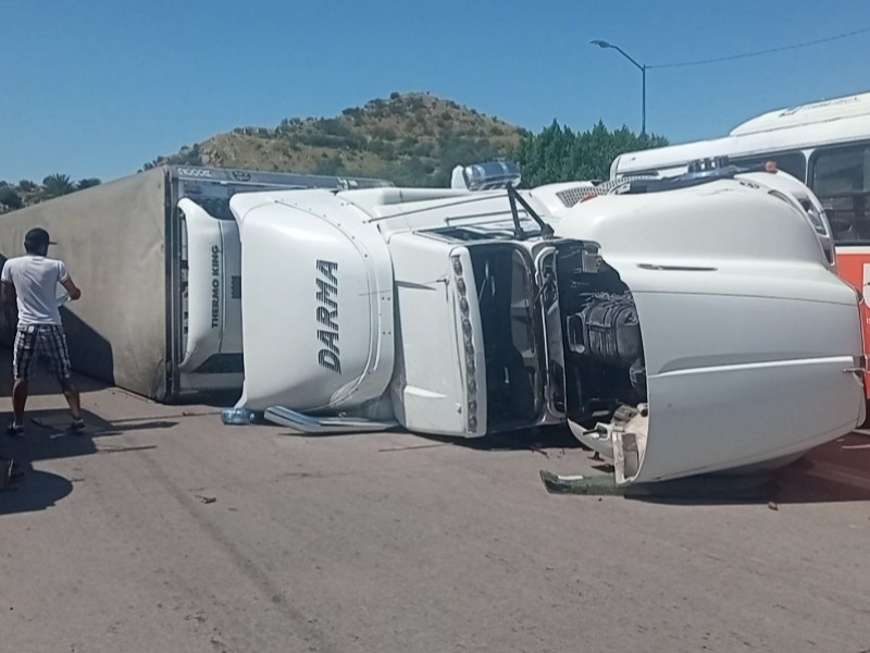 Vuelca tráiler cargado con duraznos