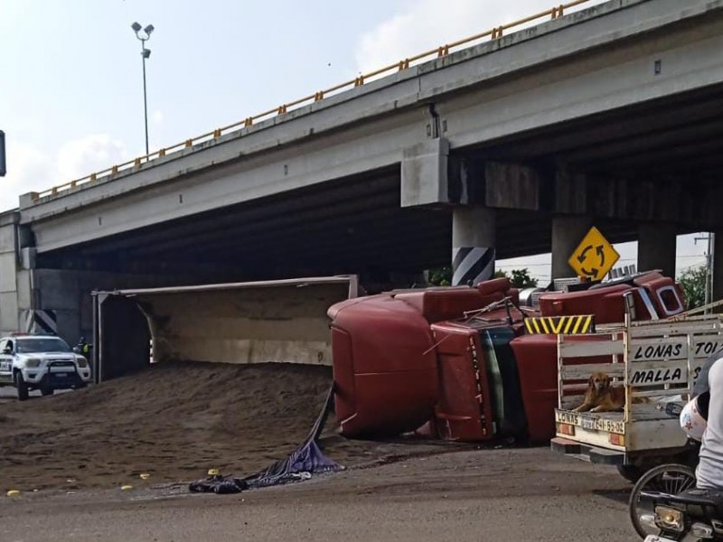 Vuelca tráiler cargado de arena sobre Av. Valle de Santiago