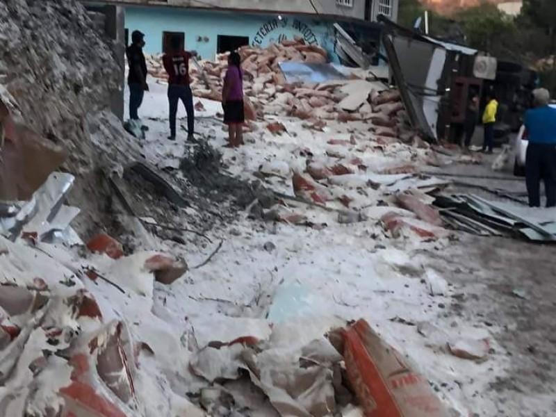 Vuelca trailer cargado de harina en la carretera Oaxaca-Istmo