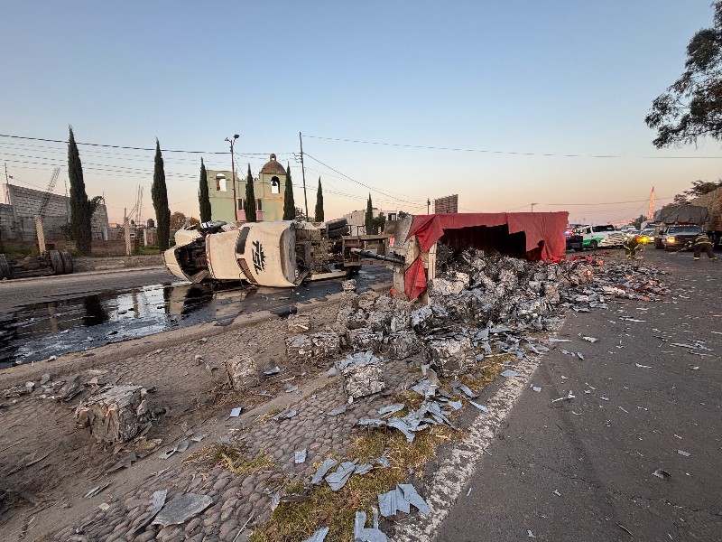 Vuelca tráiler cargado de metal en la Toluca - Atlacomulco