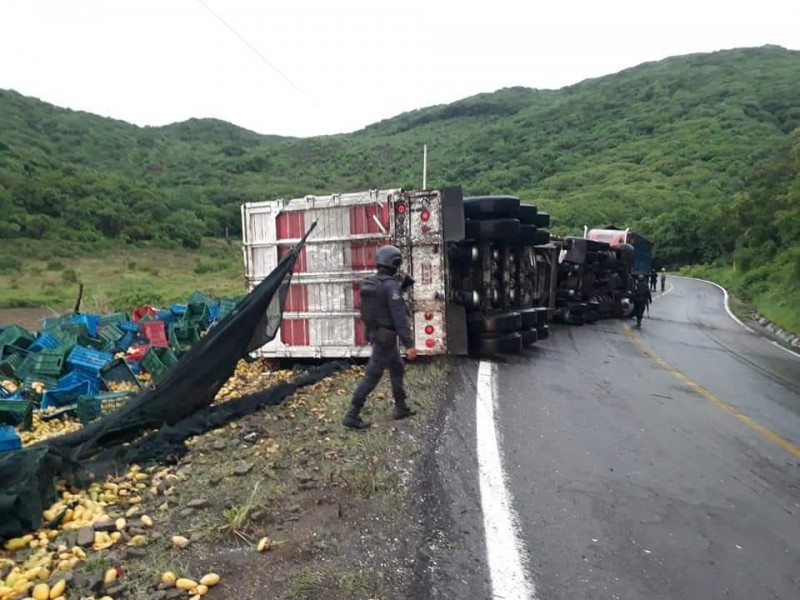 Vuelca tráiler cargado mangos a la altura de Petatlán