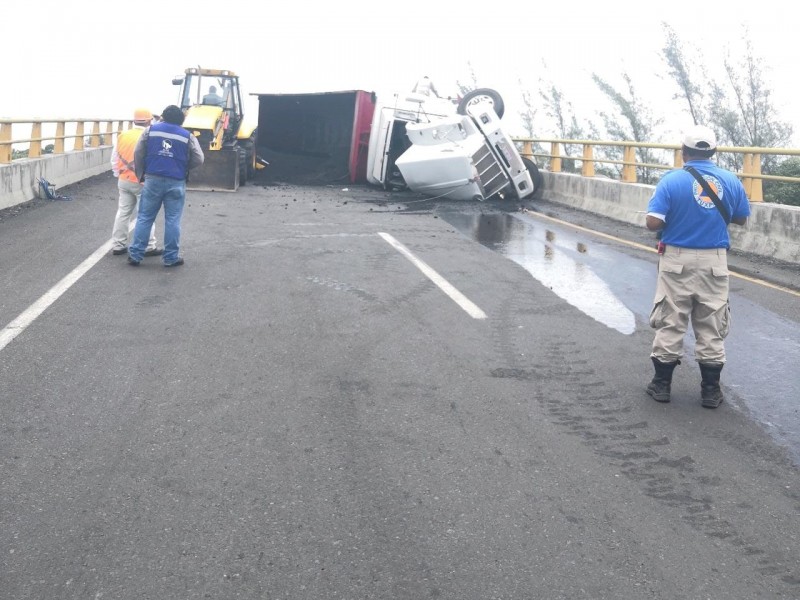 Vuelca Tráiler con Asfalto; Exceso de Velocidad