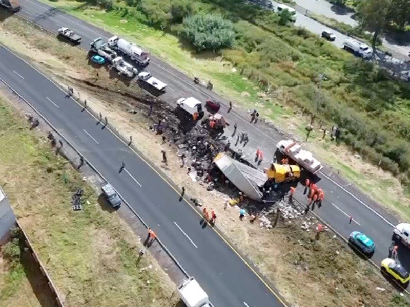 Vuelca tráiler con cerveza en Ecatepec y pobladores rapiñan la carga