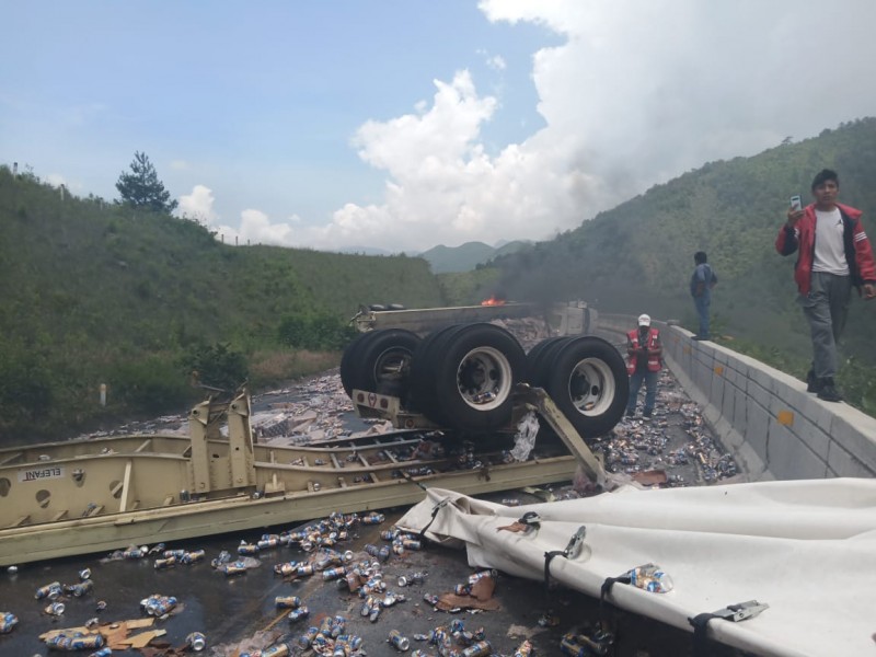 Vuelca tráiler con cervezas en las Cumbres de Maltrata