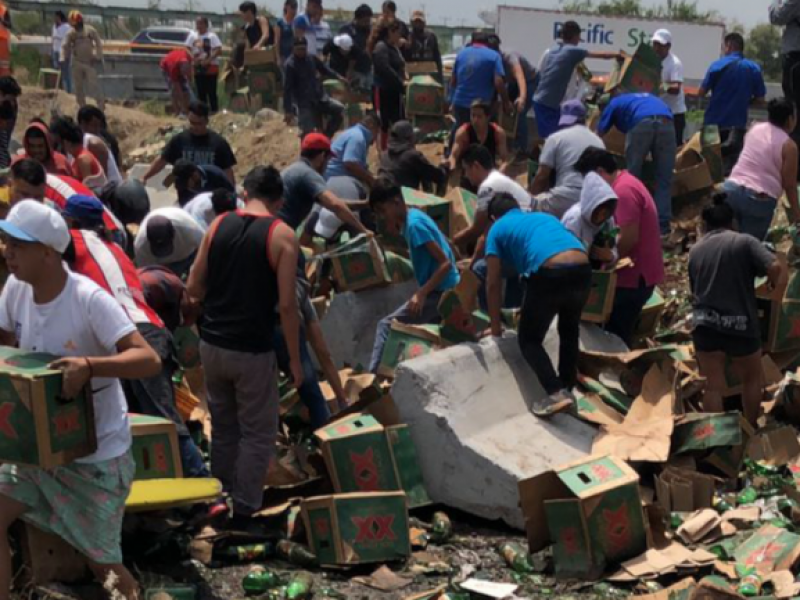 Vuelca tráiler con cervezas en Ecatepec y cometen rapiña