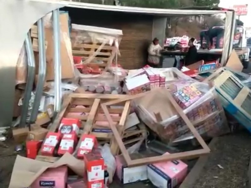 Vuelca tráiler de abarrotes en Tlalnepantla