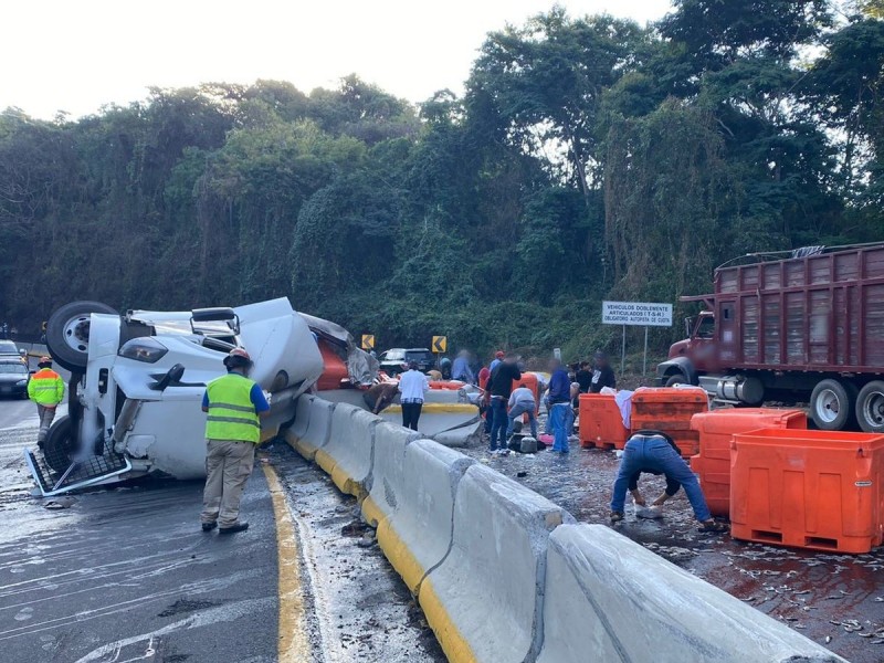 Vuelca trailer con camarón en autopista Tepic-Mazatlán