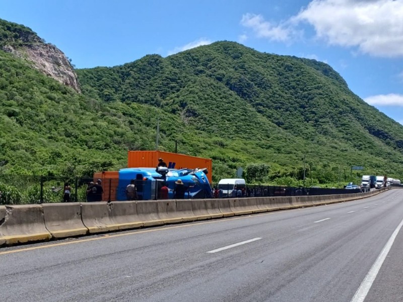Vuelca tráiler en autopista Colima-Manzanillo, afecta circulación durante varias horas