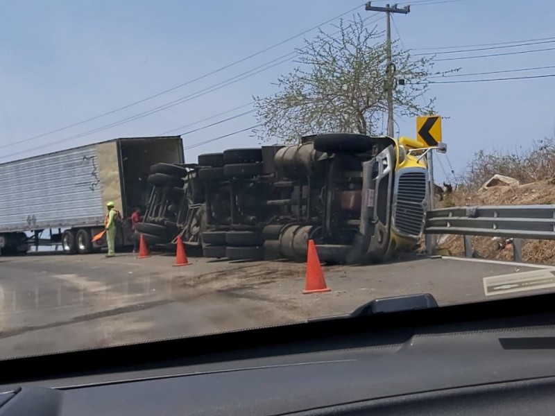 Vuelca tráiler en carretera Acapulco-Zihuatanejo por La Chole en Petatlán