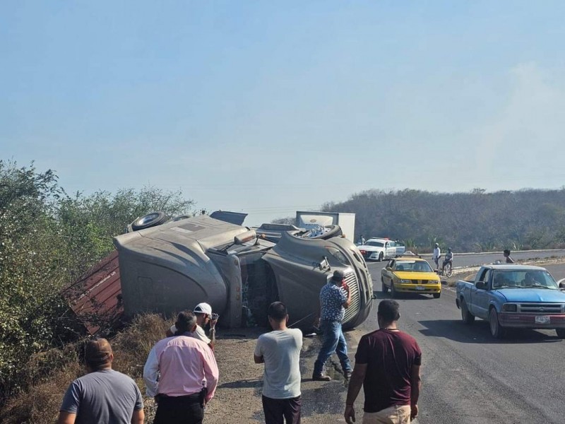 Vuelca tráiler en carretera libre Armería-Tecomán