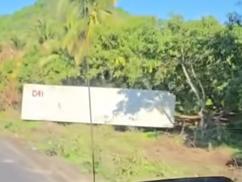 Vuelca tráiler en carretera Manzanillo-Armería; cuantiosos daños materiales