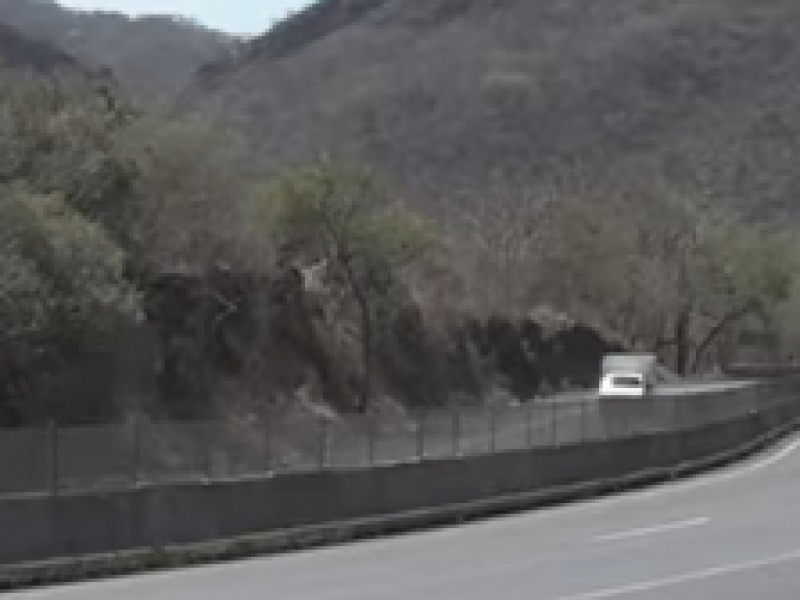 Vuelca tráiler en carretera Tecomán