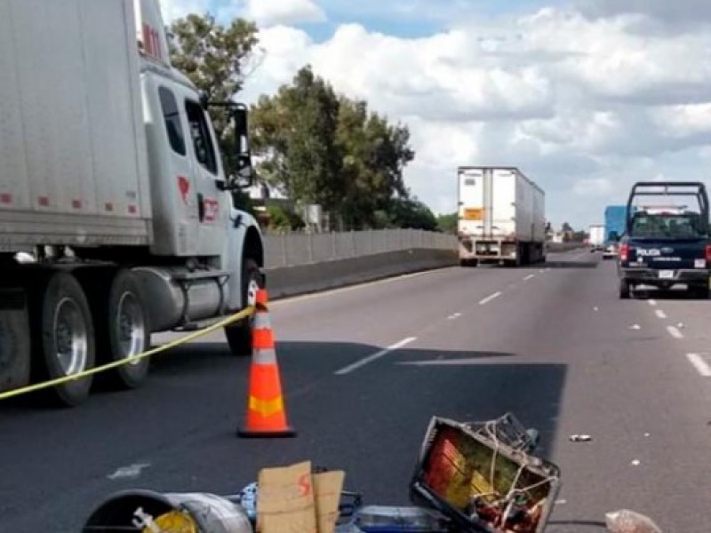 Vuelca tráiler en Circuito Exterior Mexiquense