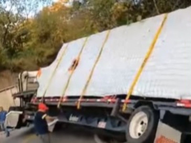 Vuelca tráiler en Curva del Músico, en Manzanillo