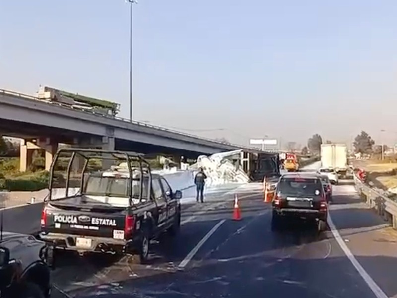Vuelca tráiler en el Circuito Exterior Mexiquense