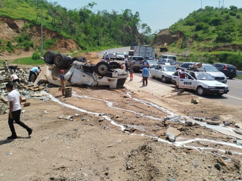 Vuelca tráiler en la Acapulco-Pinotepa; chofer fallece prensado