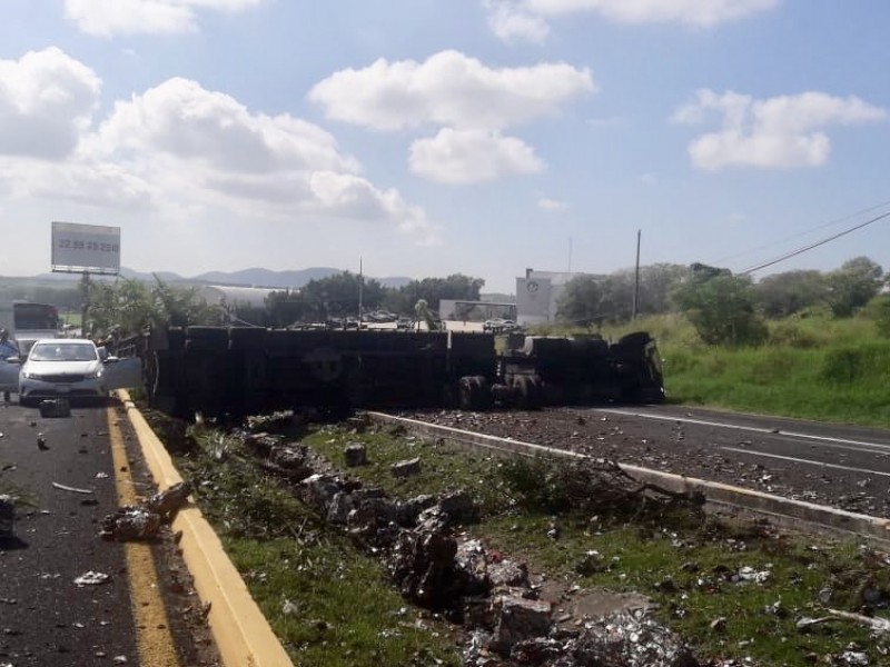 Vuelca tráiler en la autopista Xalapa-Veracruz