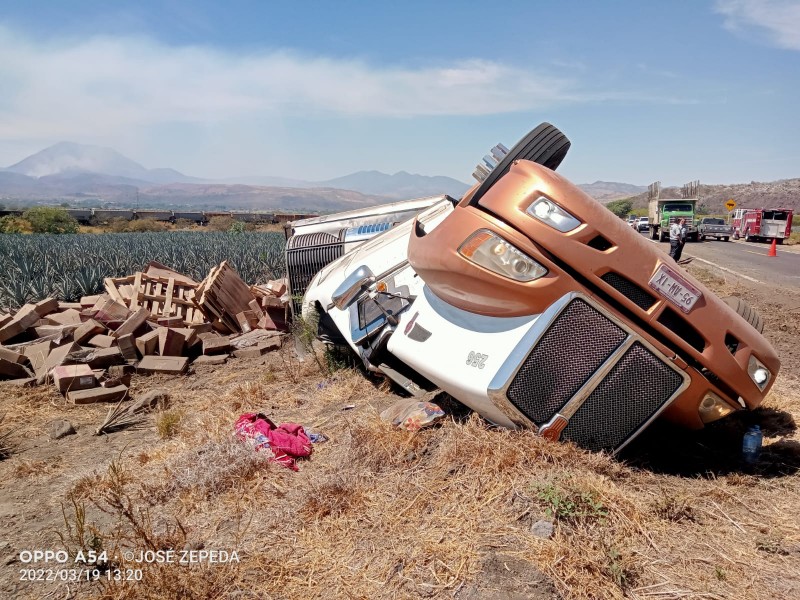 Vuelca tráiler en la carretera federal 15