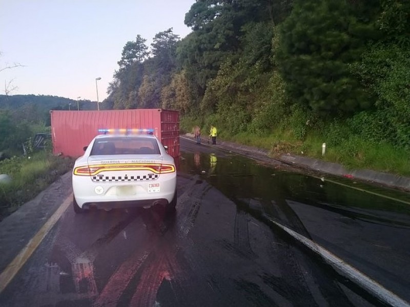 Vuelca tráiler en la carretera Puebla - Veracruz.