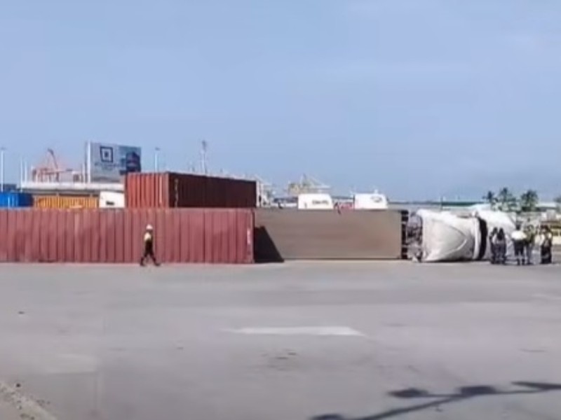 Vuelca tráiler en la glorieta de ingreso al Puerto de Manzanillo