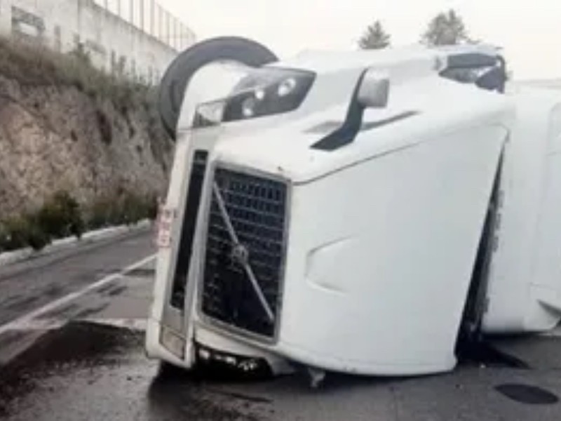 Vuelca tráiler en la Toluca-Atlacomulco