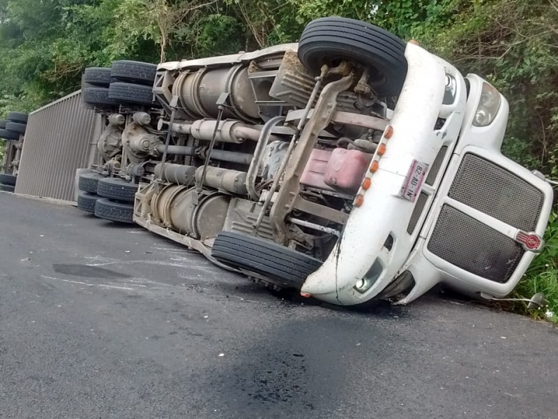 Vuelca trailer en la Tuxpan-Tampico