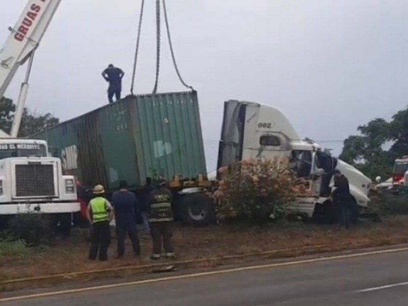 Vuelca tráiler en Libramiento Ejército Mexicano, Colima