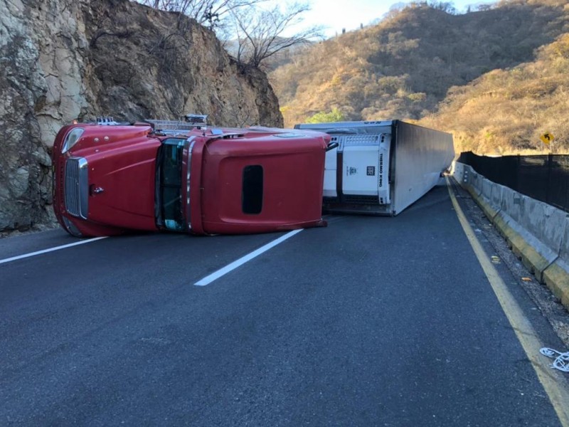 Vuelca trailer en Plan de Barrancas sobre la autopista Tepic-Guadalajara