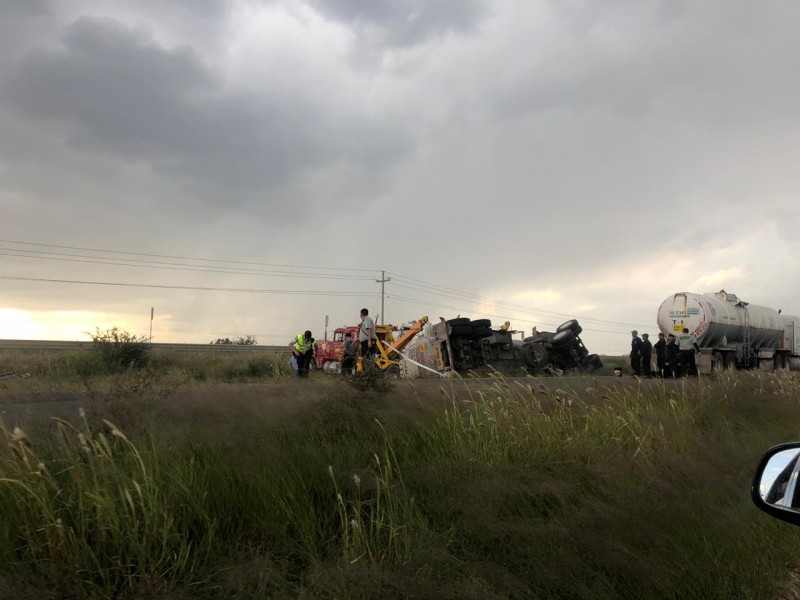 Vuelca tráiler sobre carretera federal en Fresnillo