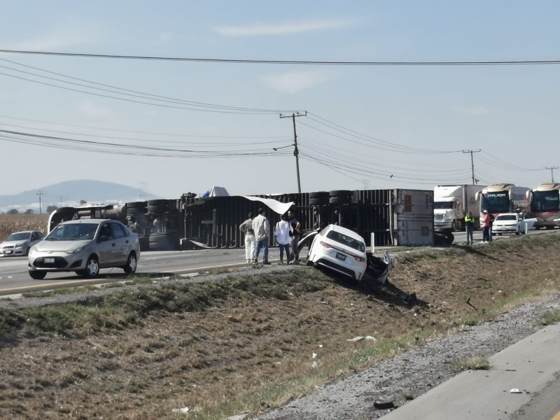 Vuelca tráiler y bloquea autopista México-Querétaro