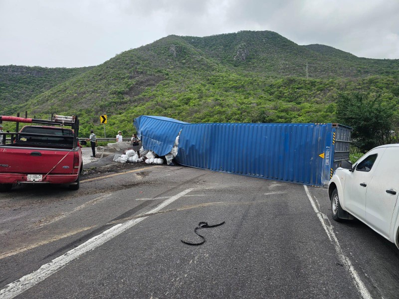 Vuelca tráiler y obstruye carril de autopista hacia Colima