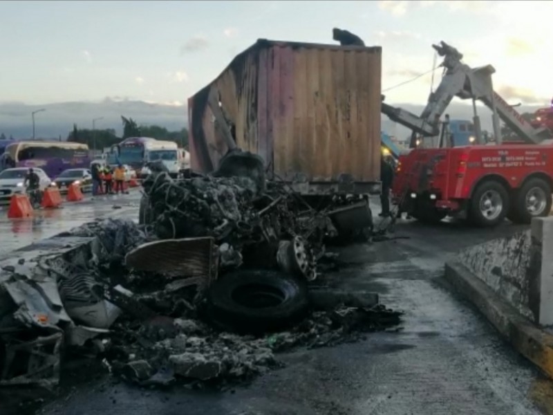 Vuelca tráiler y se incendia en EdoMex