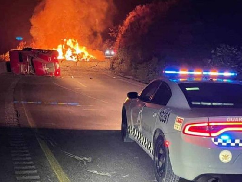 Vuelca tráiler y se prende en llamas en Maltrata