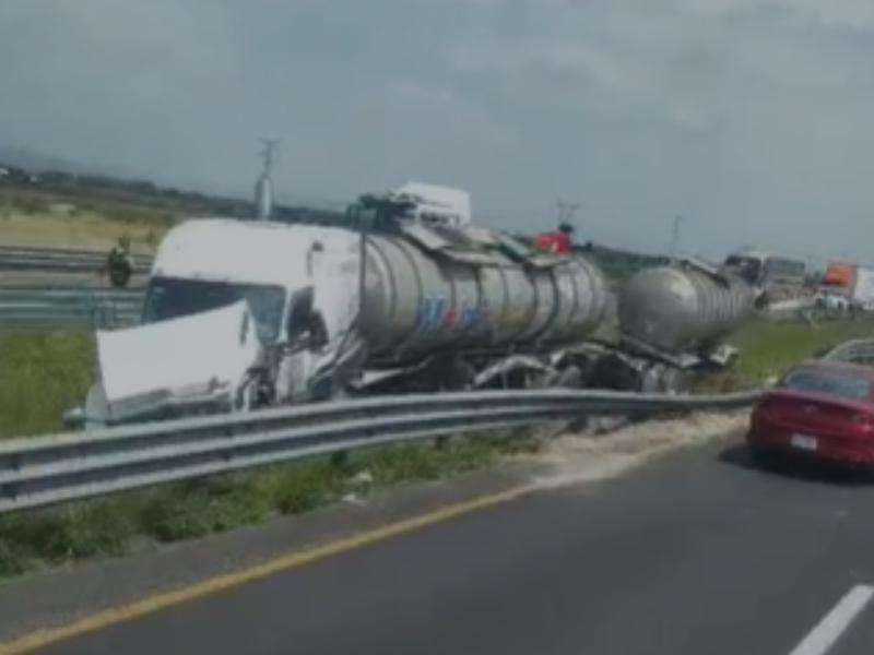 Vuelca tráiler con combustible en Villagrán