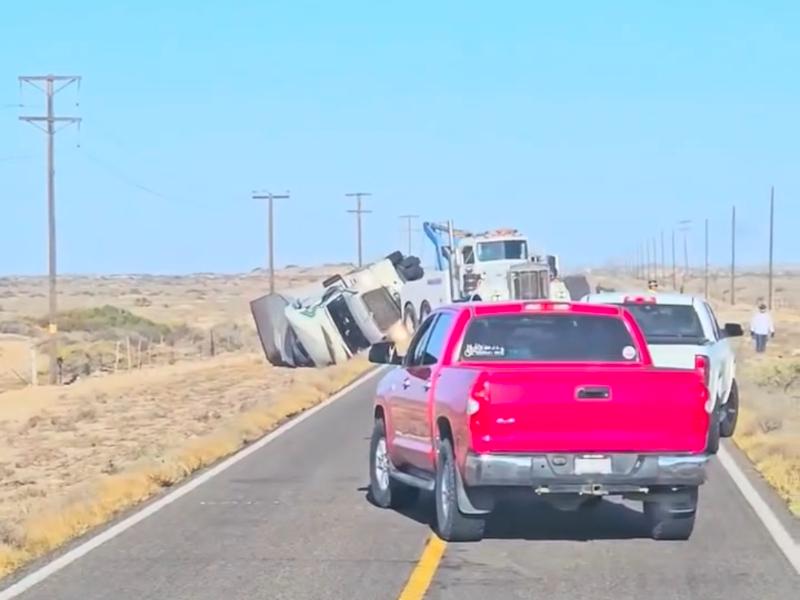 Vuelca tráiler en la carretera Guerrero Negro-Vizcaíno