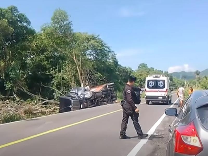 Vuelca tráiler en la carretera libre Armería-Manzanillo; un lesionado