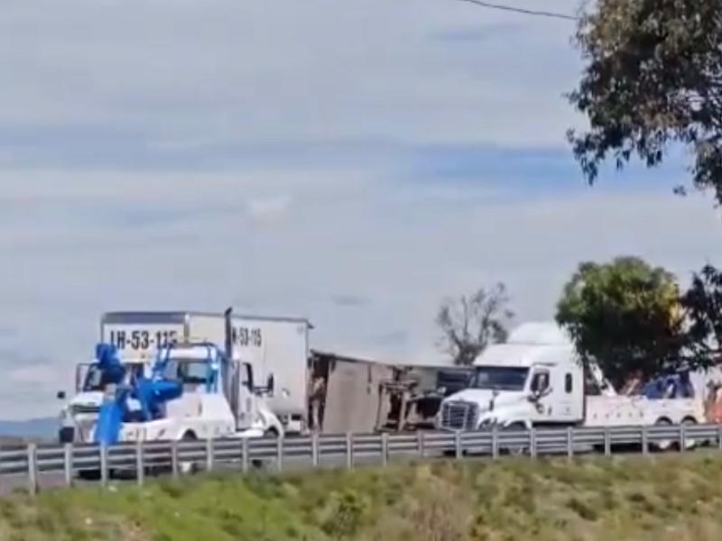 Vuelca tráiler en Periférico y provoca cierres viales cerca del Outlet Puebla