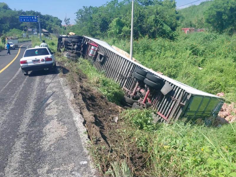 Vuelca tráiler sobre la Acapulco-Zihuatanejo en Tecpan; conductor ileso