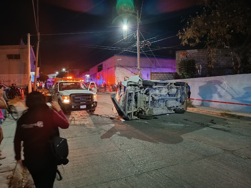 Vuelca una colectiva mientras que intentaba fugarce de accidente