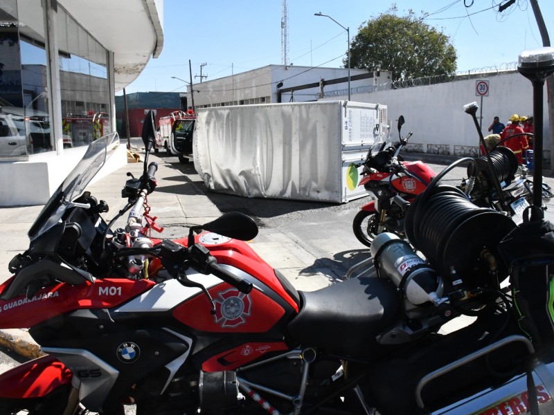 Vuelca unidad de carga en la avenida González Gallo