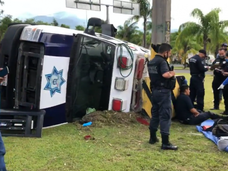 Vuelca unidad médica de la policía estatal