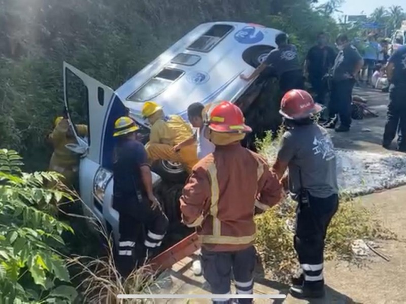 Vuelca urvan de Las Dos Costas con pasajeros a bordo